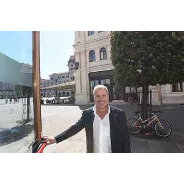 L'assessore regionale Sergio Emidio Bini apre la porta dell'Infopoint di piazza Unità a Trieste - L'assessore regionale Sergio Emidio Bini apre la porta dell'Infopoint di piazza Unità a Trieste
