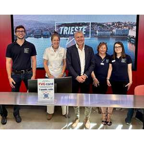 Bini (al centro) con lo staff dell'infopoint triestino di PromoTurismoFVG - Bini (al centro) con lo staff dell'infopoint triestino di PromoTurismoFVG