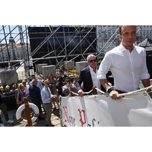 Il governatore Fedriga e l'assessore Bini mentre salgono sulla Palinuro - Il governatore Fedriga e l'assessore Bini mentre salgono sulla Palinuro