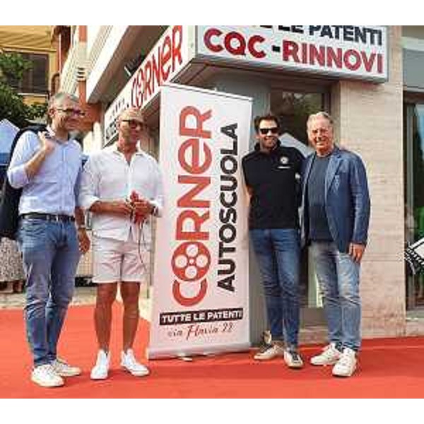 Gli assessori Scoccimarro e Roberti all'inaugurazione della nuova attività. - Gli assessori Scoccimarro e Roberti all'inaugurazione della nuova attività.
