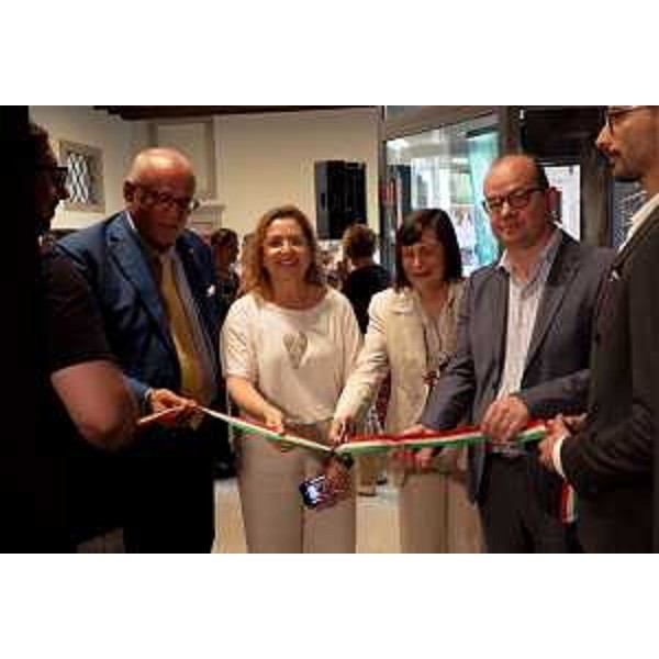 Il taglio del nastro della della mostra "Voi siete qui". - Il taglio del nastro della della mostra "Voi siete qui".