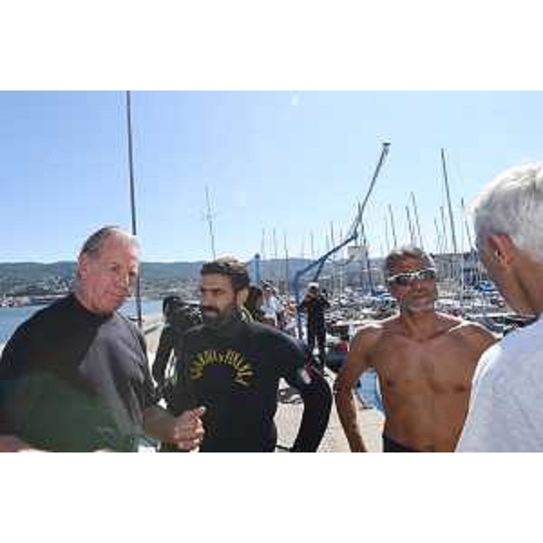 L'assessore Scoccimarro (primo a sinistra) con alcuni sommozzatori - L'assessore Scoccimarro (primo a sinistra) con alcuni sommozzatori 