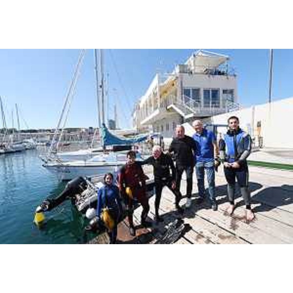 Al centro l'assessore Scoccimarro con i volontari della Lega Navale - Al centro l'assessore Scoccimarro con i volontari della Lega Navale