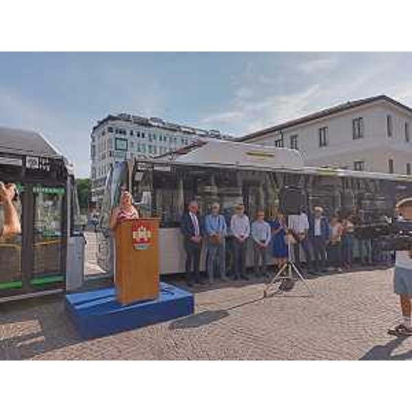 L'intervento dell'assessore regionale alle Infrastrutture Cristina Amirante durante la cerimonia di consegna dei nuovi autobus green a Pordenone - L'intervento dell'assessore regionale alle Infrastrutture Cristina Amirante durante la cerimonia di consegna dei nuovi autobus green a Pordenone