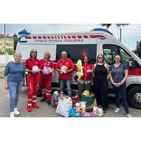 Simona Liguori (Patto per l'Autonomia-Civica Fvg), prima a sinistra, alla consegna degli abiti e dei giocattoli alla Cri Udine - Simona Liguori (Patto per l'Autonomia-Civica Fvg), prima a sinistra, alla consegna degli abiti e dei giocattoli alla Cri Udine