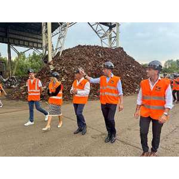 Al centro il governatore Fedriga nel corso della visita allo stabilimento - Al centro il governatore Fedriga nel corso della visita allo stabilimento