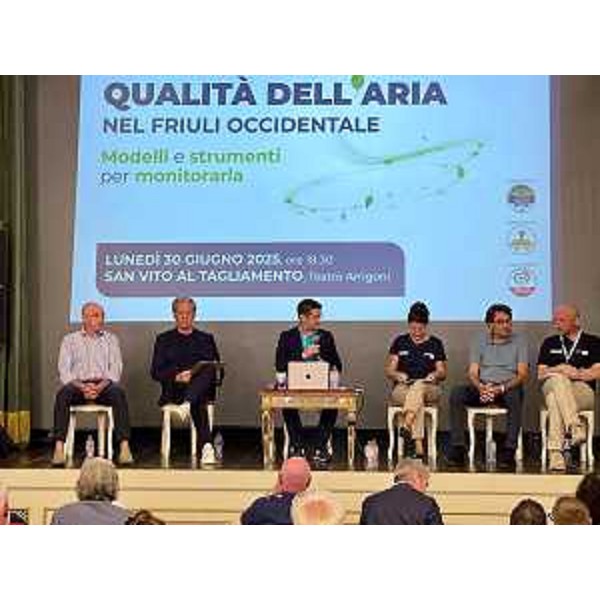 Una fase del convegno svoltosi a S. Vito al Tagliamento, alla presenza del'assessore regionale per la Difesa dell'ambiente Fabio Soccimarro (secondo da sinsitra) - Una fase del convegno svoltosi a S. Vito al Tagliamento, alla presenza del'assessore regionale per la Difesa dell'ambiente Fabio Soccimarro (secondo da sinsitra)