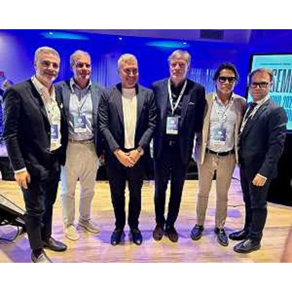 L'assessore regionale alle Attività produttive Sergio Emidio Bini (terzo da sinistra) con la nuova giunta dell'associazione di categoria udinese - L'assessore regionale alle Attività produttive Sergio Emidio Bini (terzo da sinistra) con la nuova giunta dell'associazione di categoria udinese