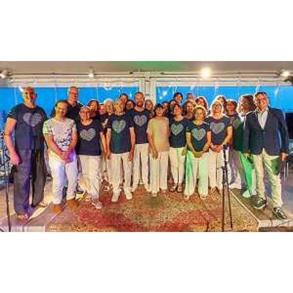 Foto di gruppo per "Amo Lignano - Dance", con il presidente Mauro Bordin terzo da sinistra - Foto di gruppo per "Amo Lignano - Dance", con il presidente Mauro Bordin terzo da sinistra