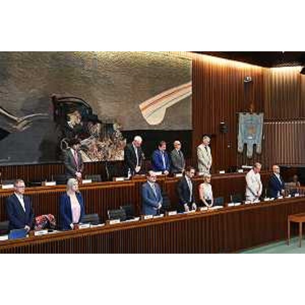 Banchi presidenza Cr e Giunta durante il minuto di silenzio - Banchi presidenza Cr e Giunta durante il minuto di silenzio