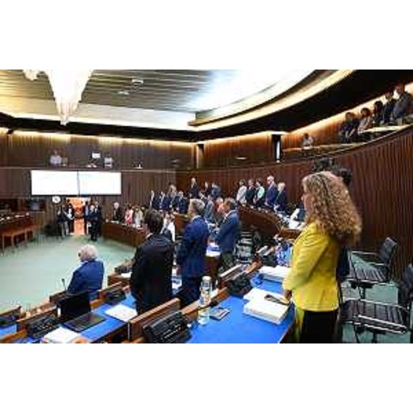 Consiglieri in piedi durante il minuto di silenzio in memoria dell'ex collega Paolo Braida - Consiglieri in piedi durante il minuto di silenzio in memoria dell'ex collega Paolo Braida