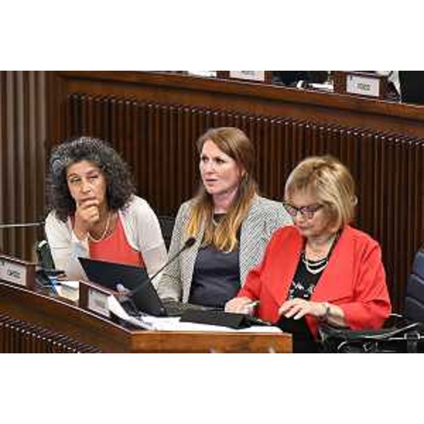 La capogruppo del Misto, Rosaria Capozzi (M5S), tra Serena Pellegrino (Avs) e Laura Fasiolo (Pd) - La capogruppo del Misto, Rosaria Capozzi (M5S), tra Serena Pellegrino (Avs) e Laura Fasiolo (Pd)