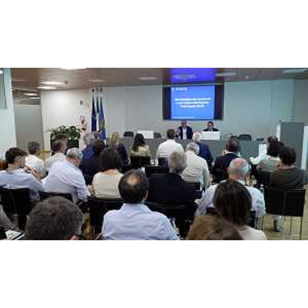 Lassessore regionale alle Attività produttive e turismo Sergio Emidio Bini alla presentazione del disegno di legge regionale per la disciplina dei settori del commercio e del turismo - Lassessore regionale alle Attività produttive e turismo Sergio Emidio Bini alla presentazione del disegno di legge regionale per la disciplina dei settori del commercio e del turismo