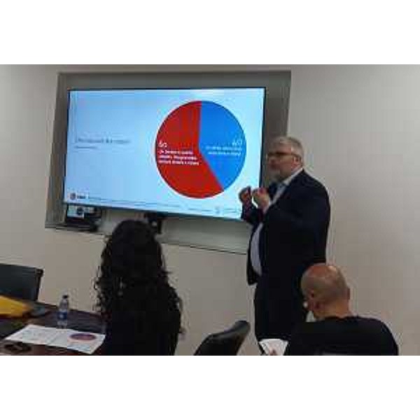 Un momento dell'illustrazione della ricerca da parte di Riccardo Benetti della Swg - Un momento dell'illustrazione della ricerca da parte di Riccardo Benetti della Swg