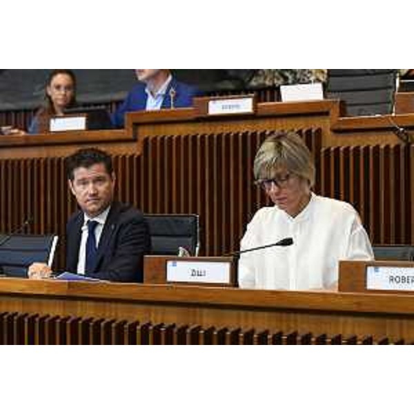 Il presidente della I Commissione, Markus Maurmair, e l'assessore regionale alle Finanze, Barbara Zilli - Il presidente della I Commissione, Markus Maurmair, e l'assessore regionale alle Finanze, Barbara Zilli