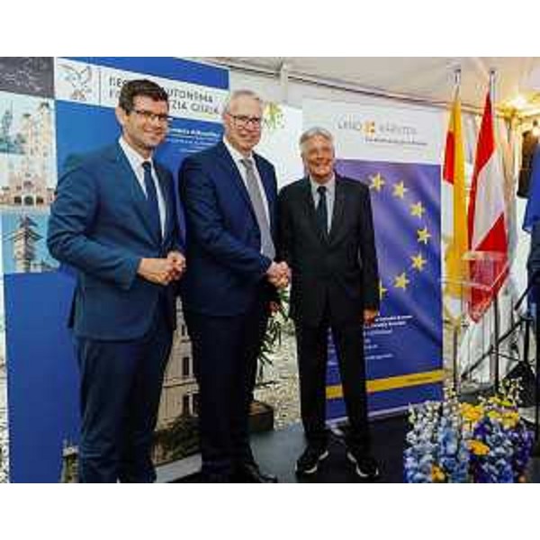 Il presidente del Cr Fvg, Mauro Bordin (al centro), stringe la mano al governatore carinziano Peter Kaiser, sul palco insieme al suo vice, Martin Gruber - Il presidente del Cr Fvg, Mauro Bordin (al centro), stringe la mano al governatore carinziano Peter Kaiser, sul palco insieme al suo vice, Martin Gruber