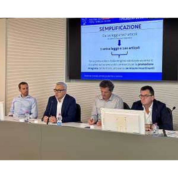 Una fase dell'incontro a Udine per la presentazione del Testo unico per commercio e turismo - Una fase dell'incontro a Udine per la presentazione del Testo unico per commercio e turismo