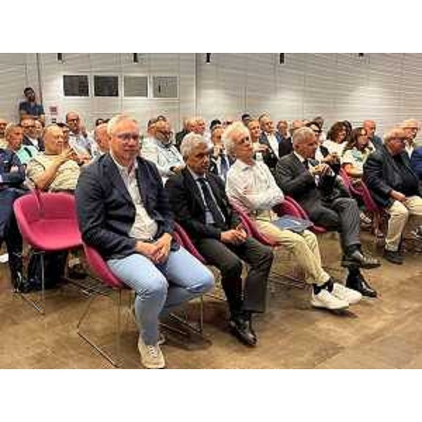 Da sx il presidente del Cr, Mauro Bordin, il prefetto di Udine, Domenico Lione, il giornalista Federico Rampini e l'economista Luigi Buttiglione - Da sx il presidente del Cr, Mauro Bordin, il prefetto di Udine, Domenico Lione, il giornalista Federico Rampini e l'economista Luigi Buttiglione