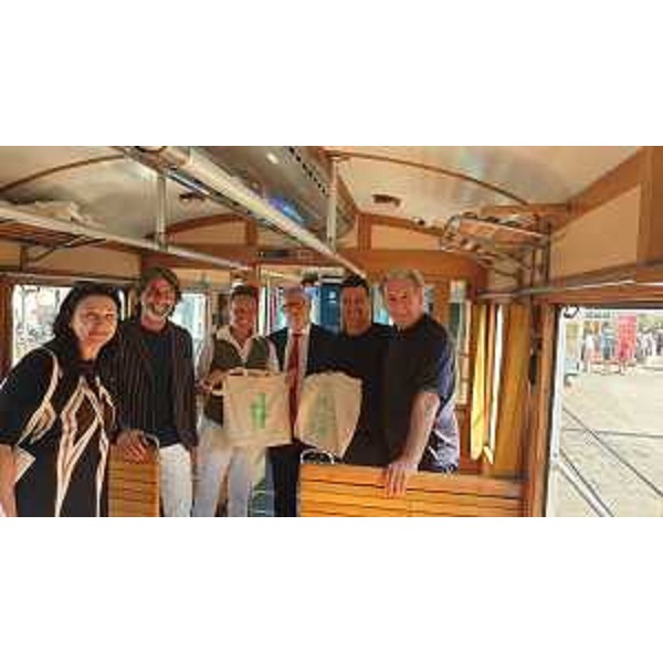 L'assessore Scoccimarro (a destra) a bordo del Tram di Opicina - L'assessore Scoccimarro (a destra) a bordo del Tram di Opicina