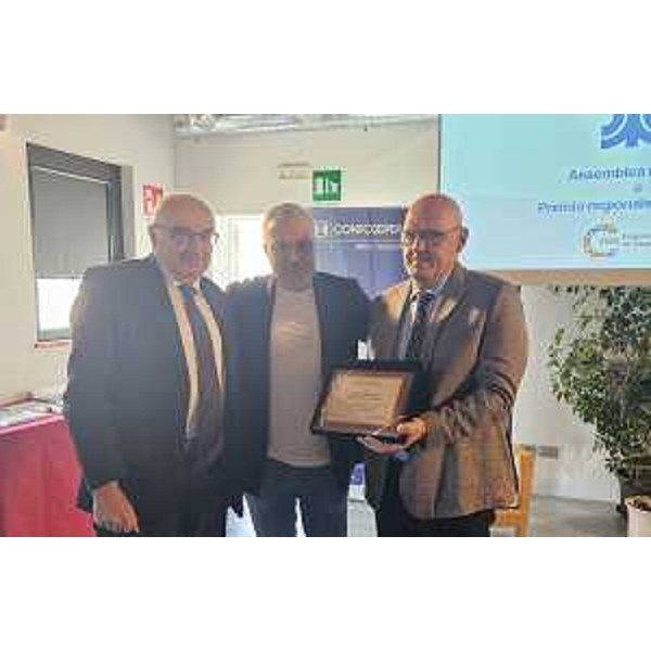 L'assessore Bini con il presidente nazionale di Confcooperative Maurizio Gardini e quello regionale Daniele Castagnaviz - L'assessore Bini con il presidente nazionale di Confcooperative Maurizio Gardini e quello regionale Daniele Castagnaviz