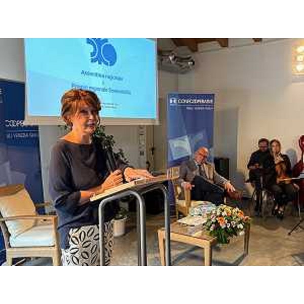 L'assessore regionale al Lavoro, istruzione e formazione, Alessia Rosolen all'assemblea regionale di Confcooperative - L'assessore regionale al Lavoro, istruzione e formazione, Alessia Rosolen all'assemblea regionale di Confcooperative