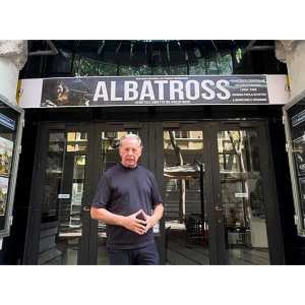 L'assessore Scoccimarro davanti al cinema Ambasciatori prima della proiezione di "Albatross" - L'assessore Scoccimarro davanti al cinema Ambasciatori prima della proiezione di "Albatross"