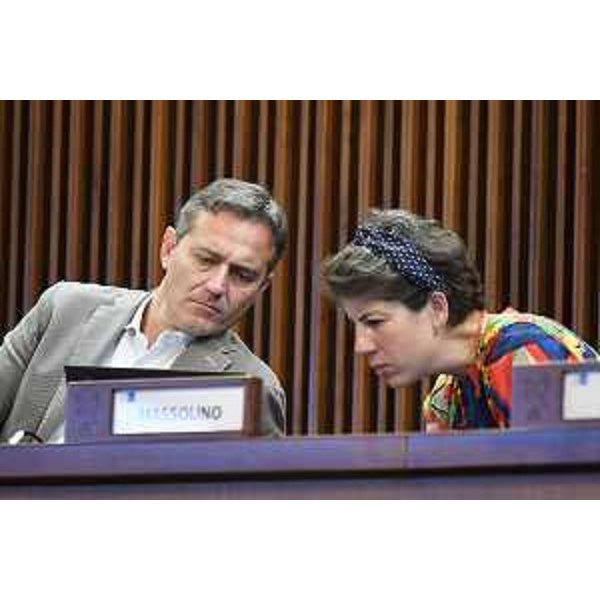 Massimo Moretuzzo, capogruppo del Patto per l'Autonomia-Civica Fvg, accanto alla collega Giulia Massolino - Massimo Moretuzzo, capogruppo del Patto per l'Autonomia-Civica Fvg, accanto alla collega Giulia Massolino