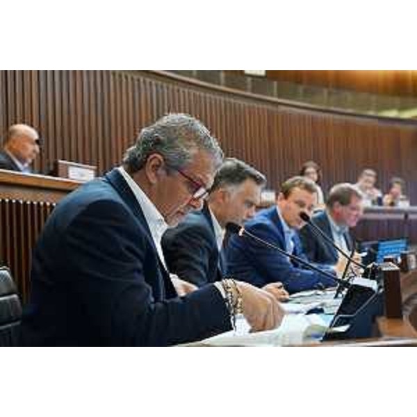 Francesco Martines, in primo piano, accanto sui banchi del Partito democratico - Francesco Martines, in primo piano, accanto sui banchi del Partito democratico