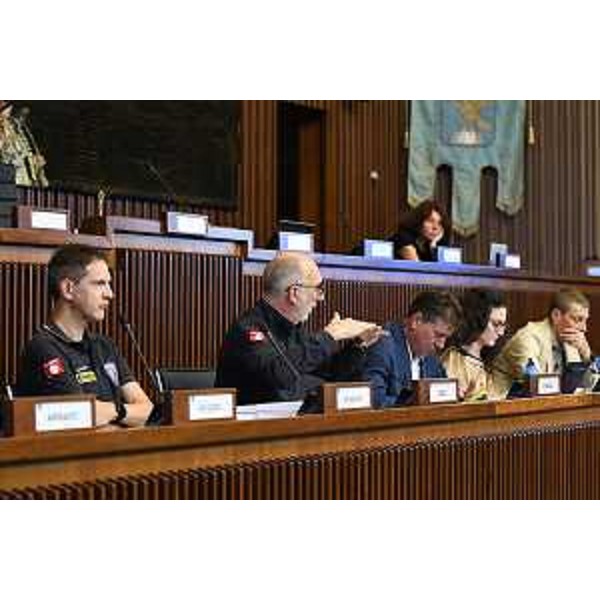 I banchi della Presidenza di Commissione durante l'intervento dell'assessore Fvg alla Protezione civile, Riccardo Riccardi - I banchi della Presidenza di Commissione durante l'intervento dell'assessore Fvg alla Protezione civile, Riccardo Riccardi