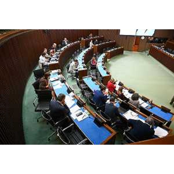 I banchi dei consiglieri durante lo svolgimento della IV Commissione dedicata all'Assestamento - I banchi dei consiglieri durante lo svolgimento della IV Commissione dedicata all'Assestamento