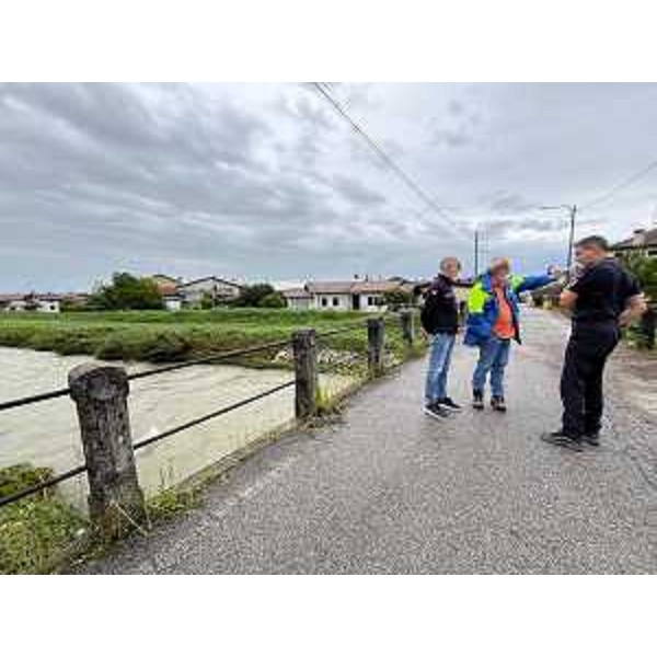 Il sopralluogo nella zona in cui il Meschio è tracimato a Caneva - Il sopralluogo nella zona in cui il Meschio è tracimato a Caneva