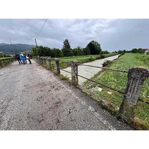 Il sopralluogo nella zona in cui il Meschio è tracimato a Caneva - Il sopralluogo nella zona in cui il Meschio è tracimato a Caneva