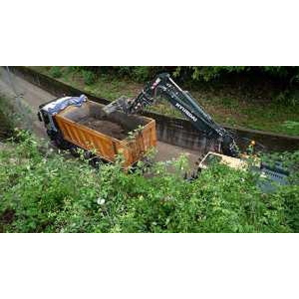 La piccola frana a Ragogna in fase di rimozione dalla sede stradale - La piccola frana a Ragogna in fase di rimozione dalla sede stradale