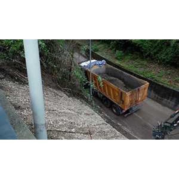 La piccola frana a Ragogna in fase di rimozione dalla sede stradale - La piccola frana a Ragogna in fase di rimozione dalla sede stradale