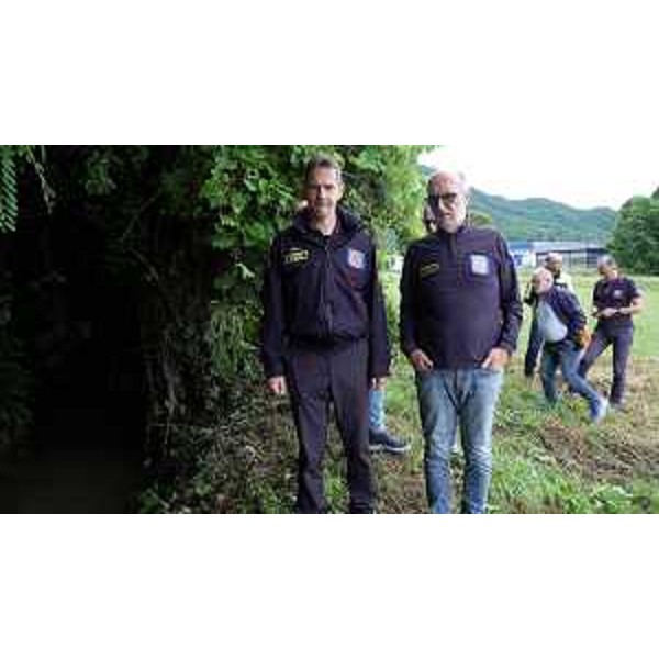 Il sopralluogo con il sindaco di Artegna lungo il corso d'acqua che ha rotto l'argine - Il sopralluogo con il sindaco di Artegna lungo il corso d'acqua che ha rotto l'argine 