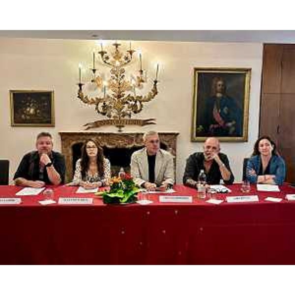 L'assessore regionale alle Attività produttive e turismo Sergio Emidio Bini, al centro, all'Hotel Astoria di Udine i protagonisti della terza stagione della serie Tv "I casi di Teresa Battaglia - Figlia della cenere" - L'assessore regionale alle Attività produttive e turismo Sergio Emidio Bini, al centro, all'Hotel Astoria di Udine i protagonisti della terza stagione della serie Tv "I casi di Teresa Battaglia - Figlia della cenere"