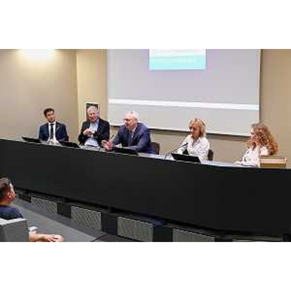 Al tavolo anche i consiglieri regionali Markus Maurmair (FdI), Lucia Buna (Lega) e Orsola Costanza (FdI) - Al tavolo anche i consiglieri regionali Markus Maurmair (FdI), Lucia Buna (Lega) e Orsola Costanza (FdI)