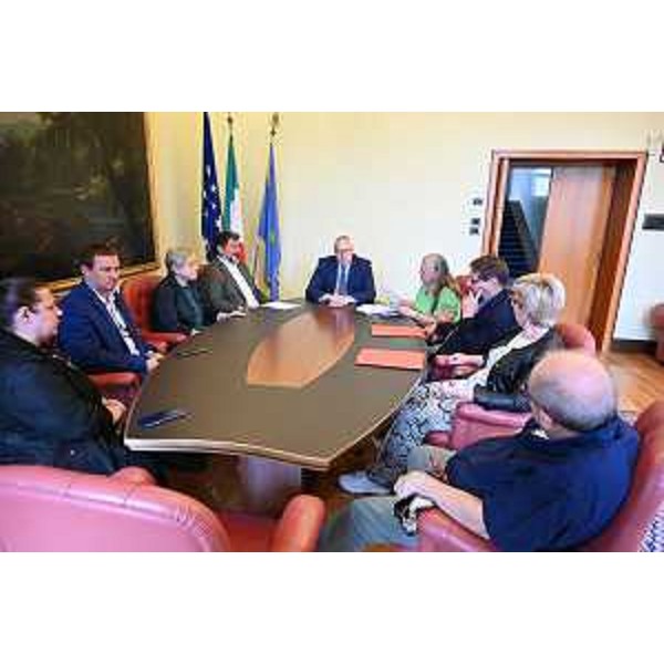 La consegna dela petizione nella sala di rappresentanza in Consiglio regionale a Trieste - La consegna dela petizione nella sala di rappresentanza in Consiglio regionale a Trieste