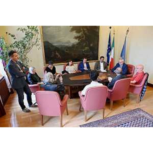 Il tavolo della sala di rappresentanza durante la consegna della petizione - Il tavolo della sala di rappresentanza durante la consegna della petizione