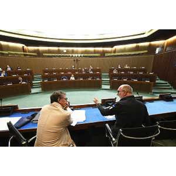 Il presidente della III Commissione, Carlo Bolzonello, con l'assessore Fvg alla Salute, Riccardo Riccardi, durante l'esame delle parti di competenza dell'Assestamento - Il presidente della III Commissione, Carlo Bolzonello, con l'assessore Fvg alla Salute, Riccardo Riccardi, durante l'esame delle parti di competenza dell'Assestamento
