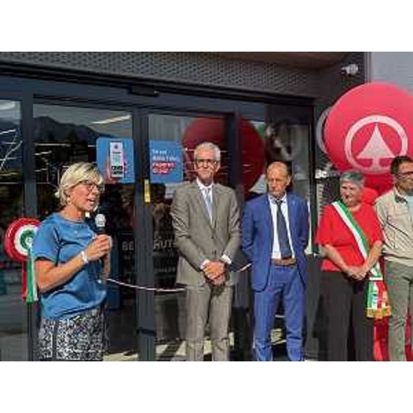 L'assessore regionale alle Finanze Barbara Zilli all'inaugurazione del rinnovato storico punto vendita Eurospar "Euroforte" di Buja - L'assessore regionale alle Finanze Barbara Zilli all'inaugurazione del rinnovato storico punto vendita Eurospar "Euroforte" di Buja