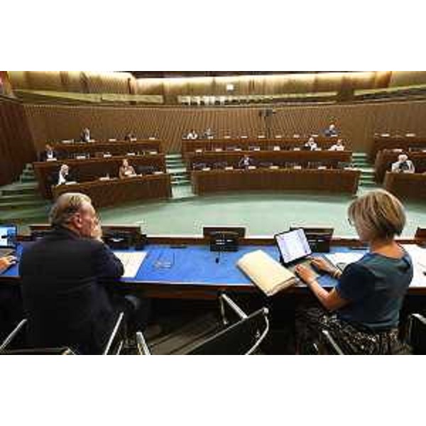 I lavori della I Commissione con gli assessori Fvg alla Difesa dell'ambiente, Fabio Scoccimarro, e alle Finanze, Barbara Zilli - I lavori della I Commissione con gli assessori Fvg alla Difesa dell'ambiente, Fabio Scoccimarro, e alle Finanze, Barbara Zilli