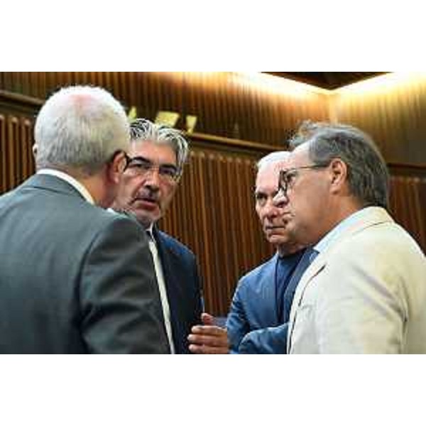 Un dialogo tra Antonio Calligaris (Lega), secondo da sinistra, e Andrea Cabibbo (FI), Roberto Novelli (FI) e Mauro Di Bert (Fp) - Un dialogo tra Antonio Calligaris (Lega), secondo da sinistra, e Andrea Cabibbo (FI), Roberto Novelli (FI) e Mauro Di Bert (Fp)