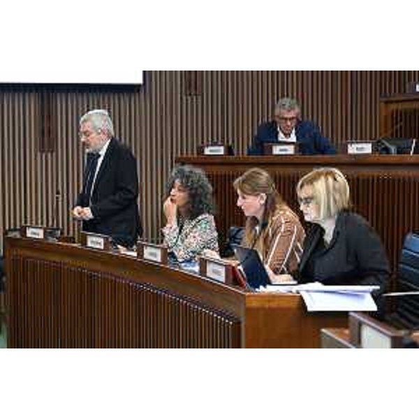 Banchi delle Opposizioni durante l'intervento di Furio Honsel (Open Fvg) - Banchi delle Opposizioni durante l'intervento di Furio Honsel (Open Fvg)