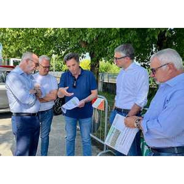 Una fase del sopralluogo compiuto dagli assessori Roberti e Riccardi al distaccamento dei Vigili del fuoco di Codroipo - Una fase del sopralluogo compiuto dagli assessori Roberti e Riccardi al distaccamento dei Vigili del fuoco di Codroipo