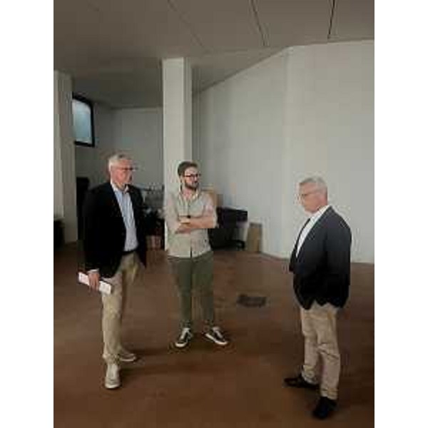 Il presidente Bordin, primo da sinistra, durante la visita nei nuovi locali - Il presidente Bordin, primo da sinistra, durante la visita nei nuovi locali