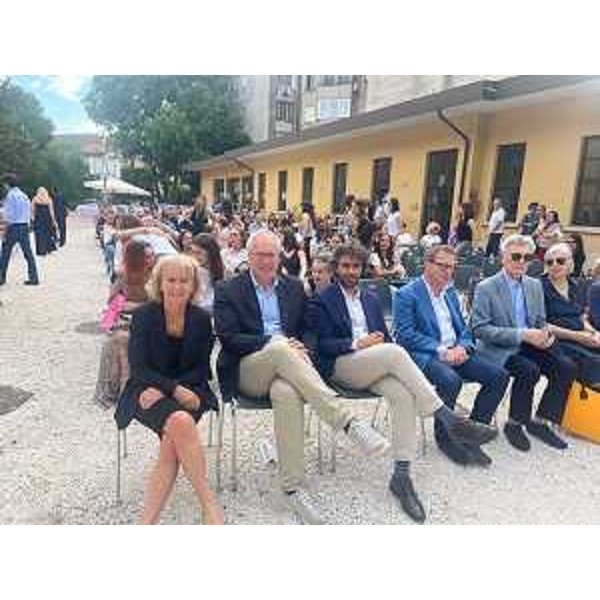 Il presidente del Cr Fvg, Mauro Bordin, secondo da sinistra nella prima fila riservata alle autorità durante la consegna dei diplomi - Il presidente del Cr Fvg, Mauro Bordin, secondo da sinistra nella prima fila riservata alle autorità durante la consegna dei diplomi