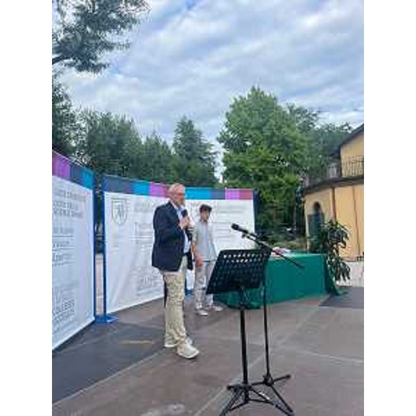 L'intervento del presidente Bordin nel chiostro della sede storica dell'Uccellis - L'intervento del presidente Bordin nel chiostro della sede storica dell'Uccellis