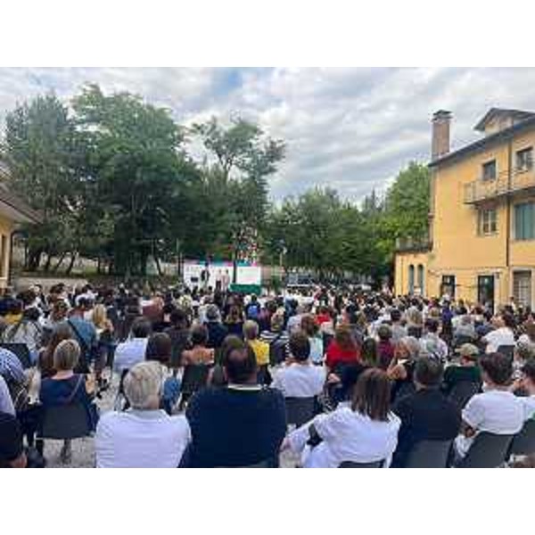L'affollato chiostro nel corso della cerimonia - L'affollato chiostro nel corso della cerimonia