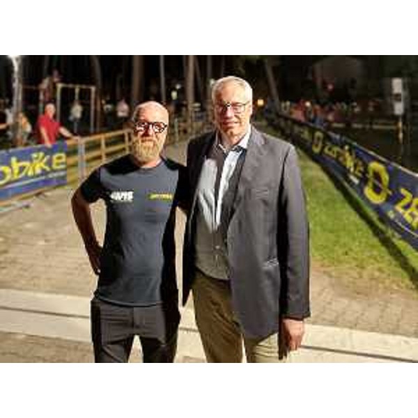 Da sinistra Gianluca Fabbroni , presidente di Team Zero Bike, e il presidente del Cr Fvg, Mauro Bordin - Da sinistra Gianluca Fabbroni , presidente di Team Zero Bike, e il presidente del Cr Fvg, Mauro Bordin